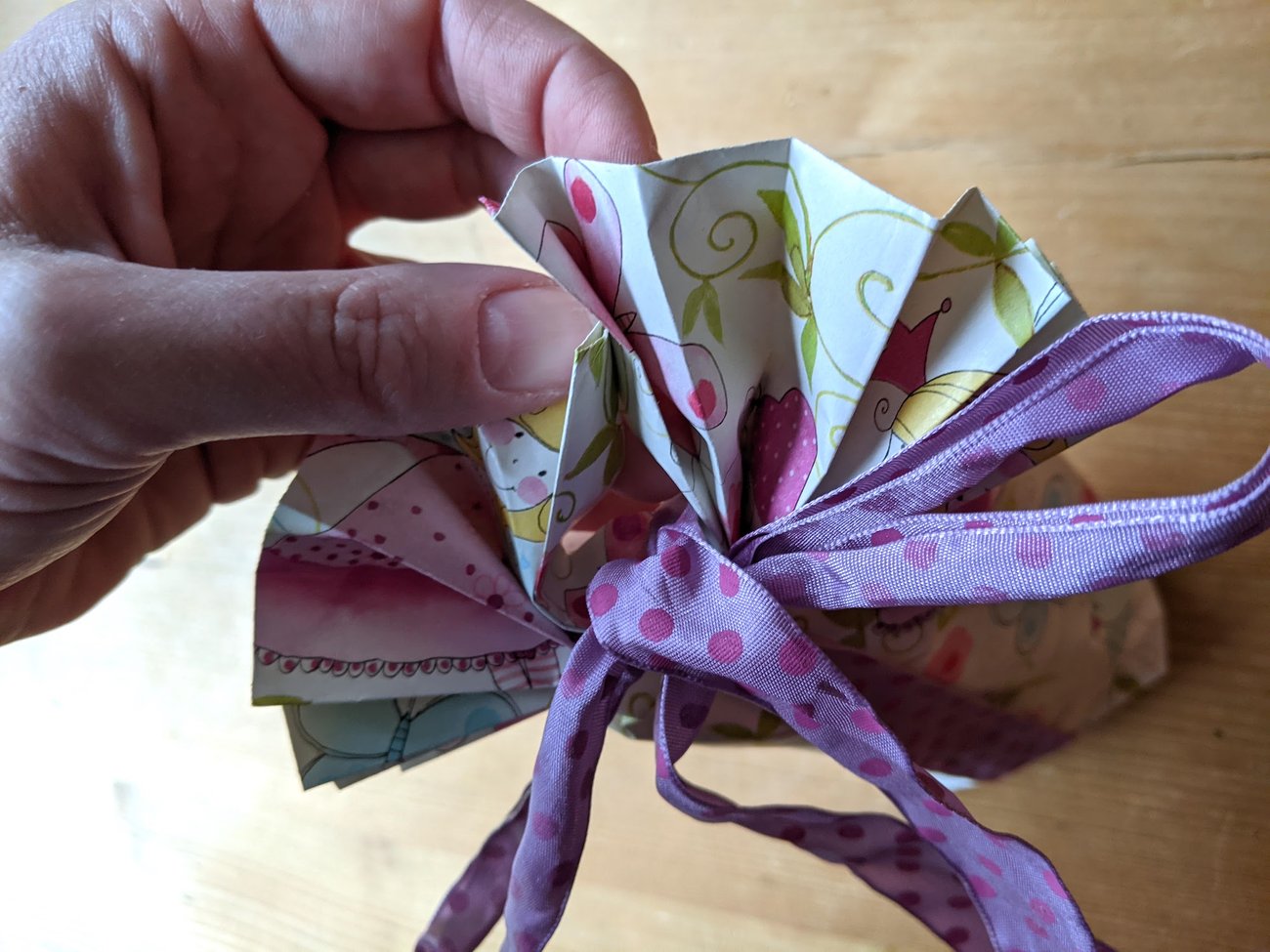 Nie wieder kaufen! Tüte aus Geschenkpapier selber basteln