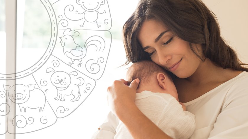 Mutter umarmt ihr neugeborenes Baby