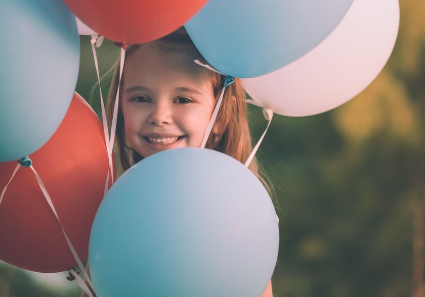 Luftballonspiele wie Luftballontanz sind ein Highlight bei jedem Kindergeburtstag