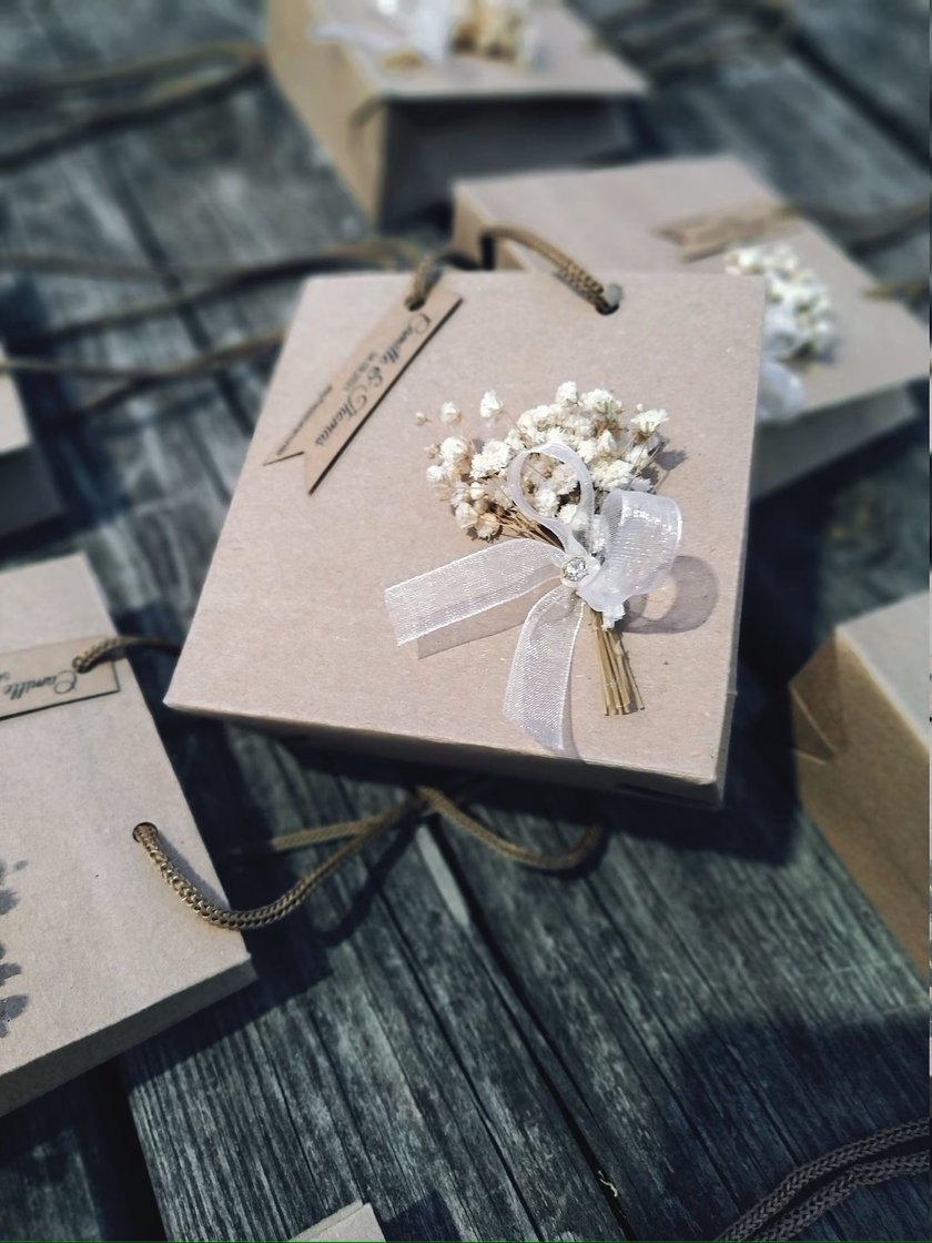 Gastegeschenke zur Hochzeit: Taschen aus Kraftpapier mit Schleierkraut verziert