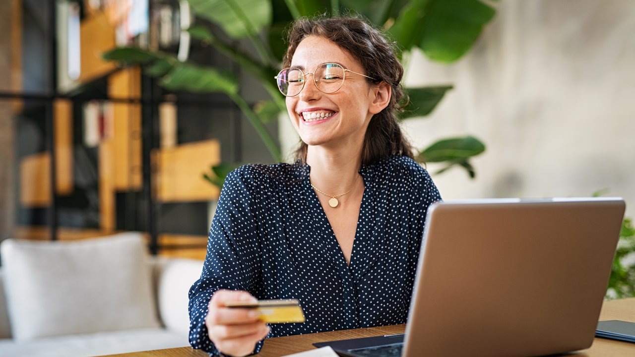 woman-with-laptop-using-credit-card