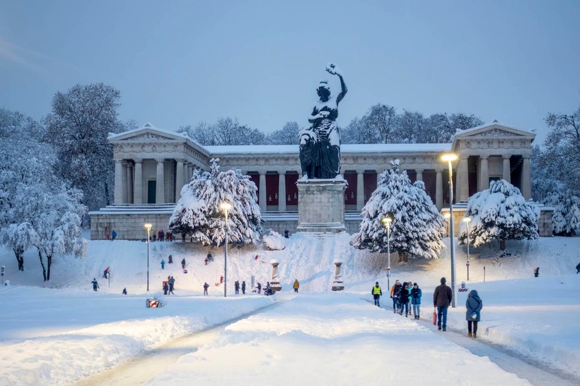 Tourists near statue of Bavaria in snowy winter, MAMF03415