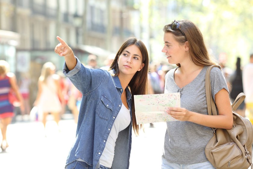 Touristin fragt Fußgängerin nach dem Weg