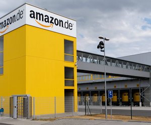 Extra flauschig: Der hellgraue Teppich von Amazon macht das Wohnzimmer zur Wohlfühlzone