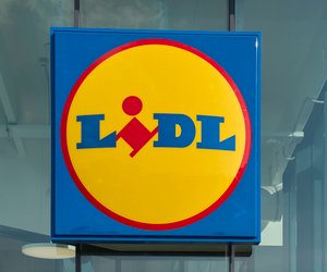 Zeitloses Design für dein Wohnzimmer: Gönn dir den Beistelltisch mit Marmorplatte von Lidl