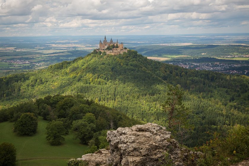 In der Schwäbischen Alb gibt es die Burg Hohenzollern zu erkunden.