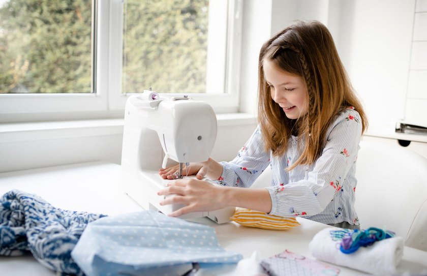 Nähen mit Kindern - Kind an Nähmaschine