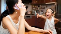 Wir Eltern hängen viel zu oft am Handy: Ein Aufruf an uns selbst
