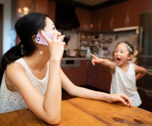 Wir Eltern hängen viel zu oft am Handy: Ein Aufruf an uns selbst