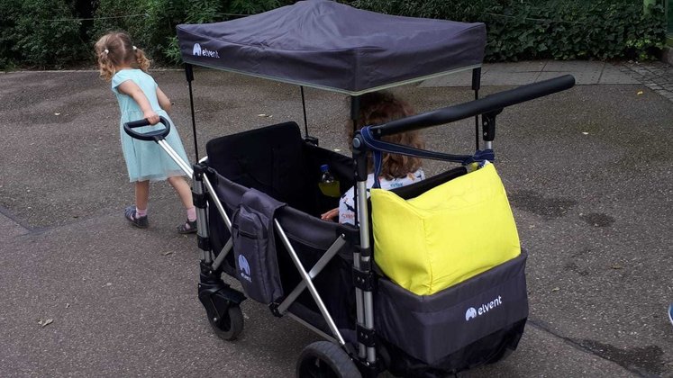 Bollerwagen Test: Der Bollerwagen von Elvent lässt sich kinderleicht ziehen.