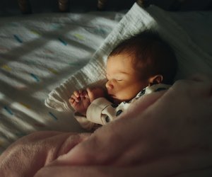 Eltern-Hack: Der Taschentuch-Trick lässt dein Baby schneller einschlafen