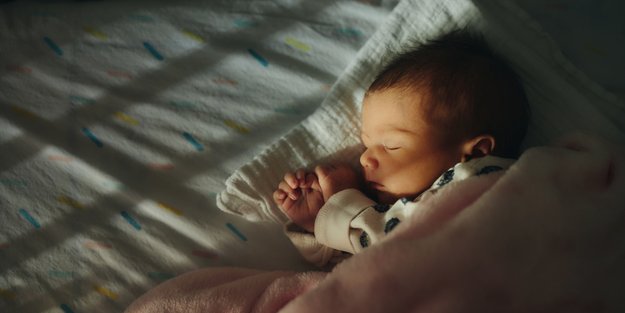 Eltern-Hack&#x3A;&#x20;Der&#x20;Taschentuch-Trick&#x20;l&#x00E4;sst&#x20;dein&#x20;Baby&#x20;schneller&#x20;einschlafen