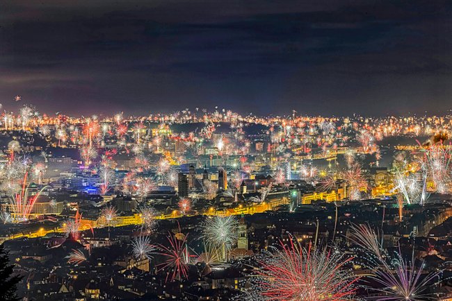 Feuerwerk über der ganzen Stadt