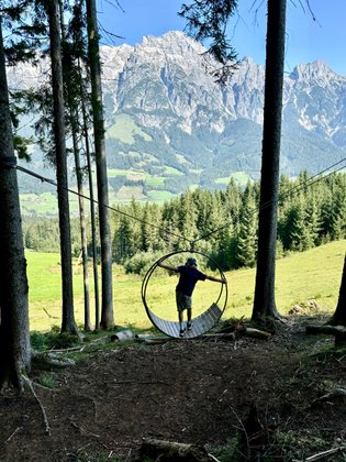 Österreich-Liebe: Die Leoganger Berge und die Schaukeln am Waldbadepfad