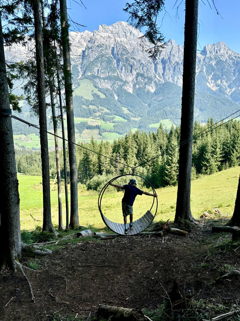 Österreich-Liebe: Die Leoganger Berge und die Schaukeln am Waldbadepfad