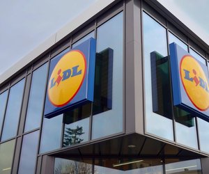 Platzsparwunder für kleine Balkone: Mit diesem cleveren Hängetisch von Lidl wird jeder Zentimeter zum Genuss