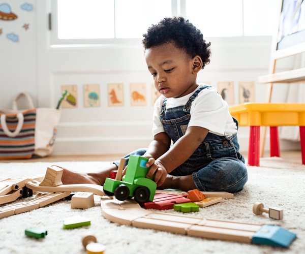 12 Spiele mit Stift und Papier, die Kinder sofort begeistern