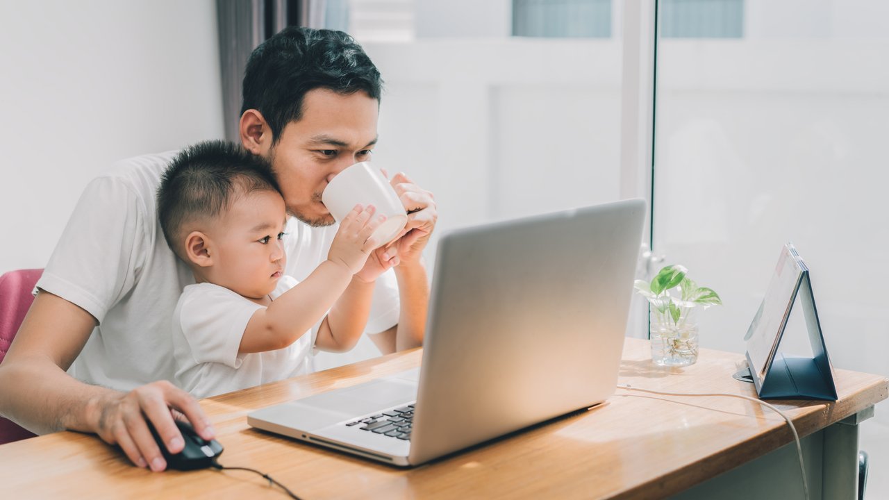 Sofortüberweisung: Papa mit Kind am Laptop