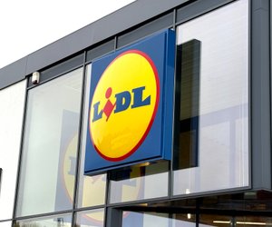 Weihnachtsdeko-Trend: Der elegante Holz-Christbaumschmuck jetzt bei Lidl erhältlich