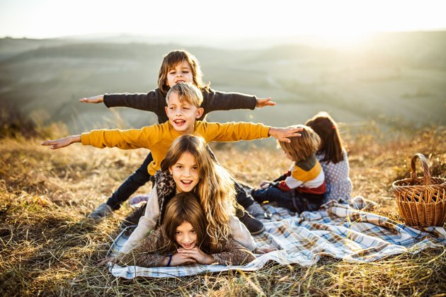 Zirkus-Geburtstag: Kinder machen eine einfache Pyramide im Liegen