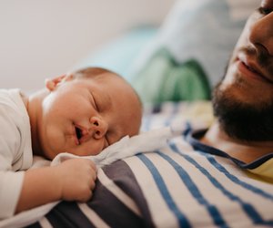 Mit diesem Augenbrauen-Trick bringt ein Vater sein Baby zum Schlafen