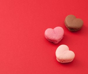 Macarons backen: Diese süßen Verführungen in Herzchenform sind perfekt für den Valentinstag