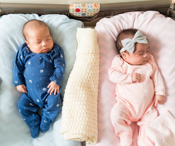 Dein Baby schwitzt am Kopf? Ursachen und Tipps