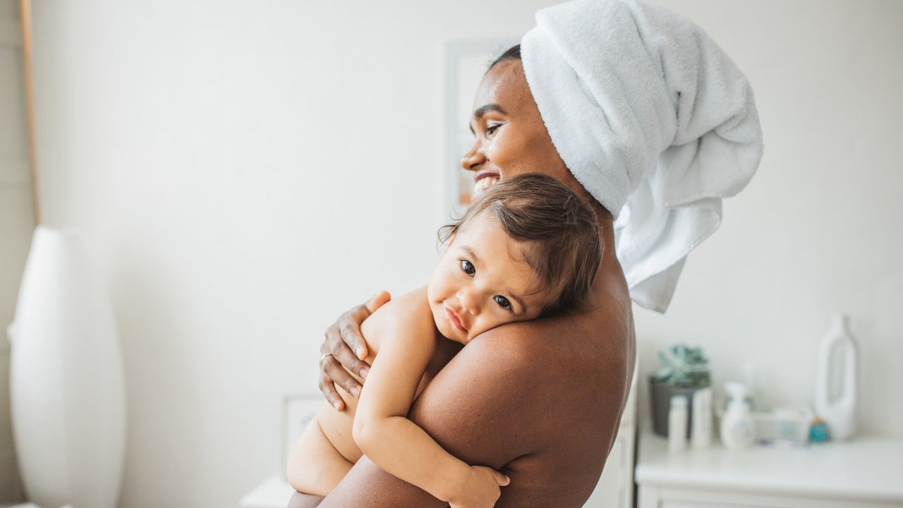 Retinol Stillzeit: Mama hält Baby im Bad auf dem Arm