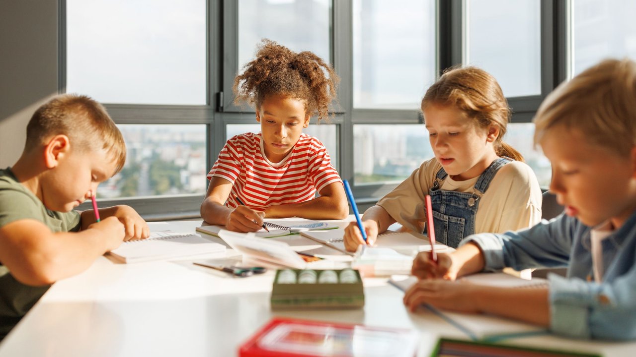 Was ist ein Hort: Kindergruppe macht Hausaufgaben