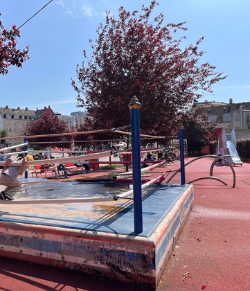 Von Box-Ring bis Rutsche: Im Superkilen Park (im Viertel von Mimersgade im Stadtteil Nørrebro) ist an so ziemlich jede Altersstufe gedacht.