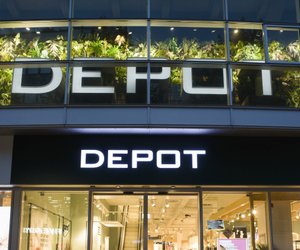 Alle&#x20;holen&#x20;sich&#x20;sich&#x20;den&#x20;neuen&#x20;Schwimmsessel&#x20;von&#x20;Depot&#x20;f&#x00FC;r&#x20;den&#x20;Pool