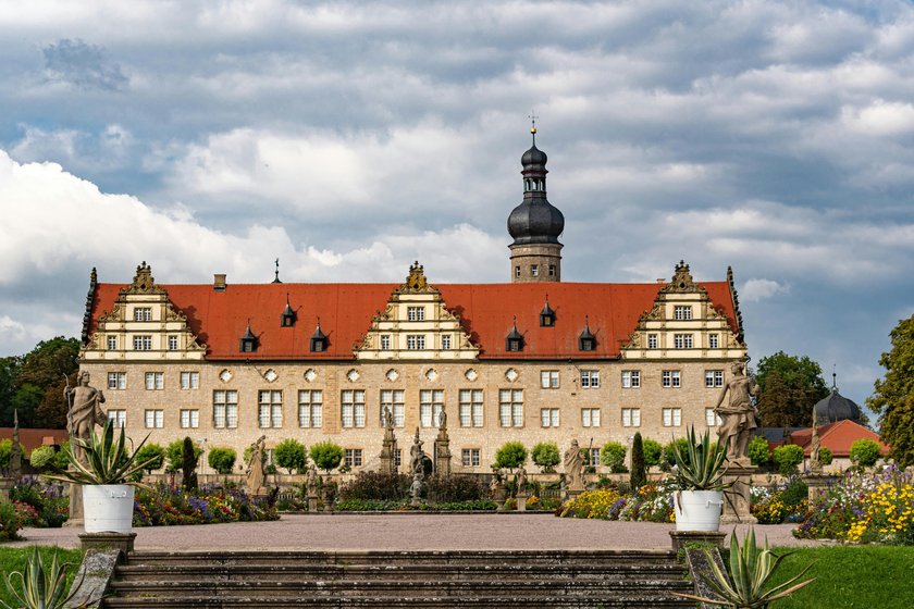 Blick durch den Schlossgarten auf das Schloss Weikersheim