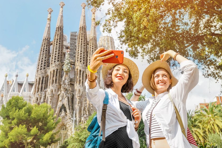 Zwei Freundinnen machen Selfies vor der Sagrada Familia