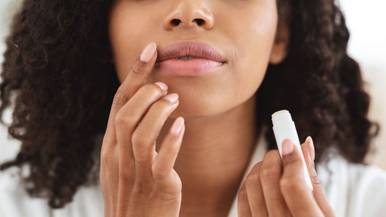 Lippenpflege-Test - Frau trägt Lippenpflege auf