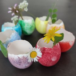 Ostereier-Upcycling: Wie ihr aus bunten Schalen ganz schnell eine Vase bastelt
