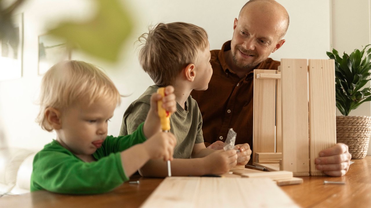 Vater und Kinder beim Basteln