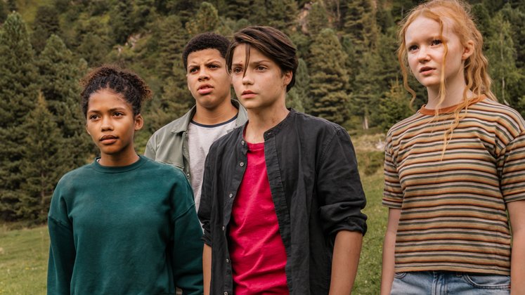 Woodwalkers: Jay/Carag mit seinen neuen Freund*innen Lou (Sophie Lelenta), Brandon (Johan von Ehrlich), Carag (Emile Cherif) und Holly (Lilli Falk)an der Clearwater High.
