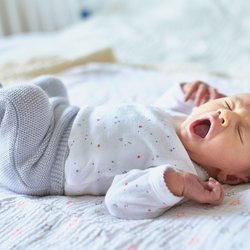 Baby nachts anziehen: Nicht zu warm und nicht zu kalt