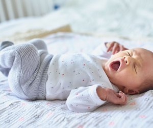 Baby nachts anziehen: Nicht zu warm und nicht zu kalt