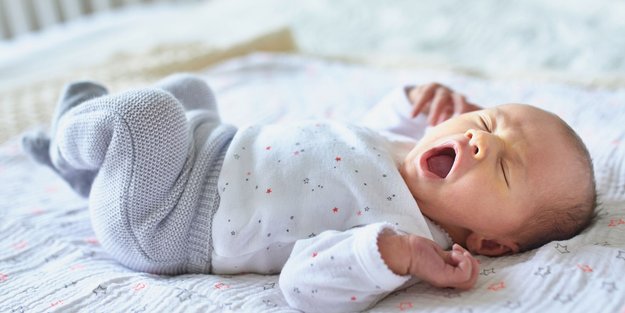 Baby nachts anziehen: Nicht zu warm und nicht zu kalt