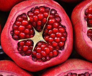 Granatapfel genießen: So isst du die leckere Frucht ohne Kleckerei