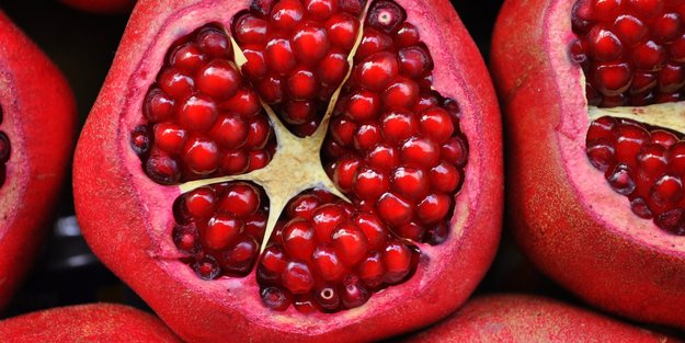 Granatapfel genießen: So isst du die leckere Frucht ohne Kleckerei