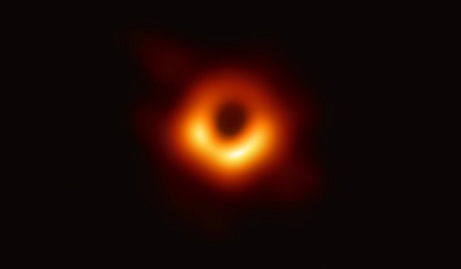 Die erste Aufnahme des schwarzen Lochs in der Mitte der Milchstraße.