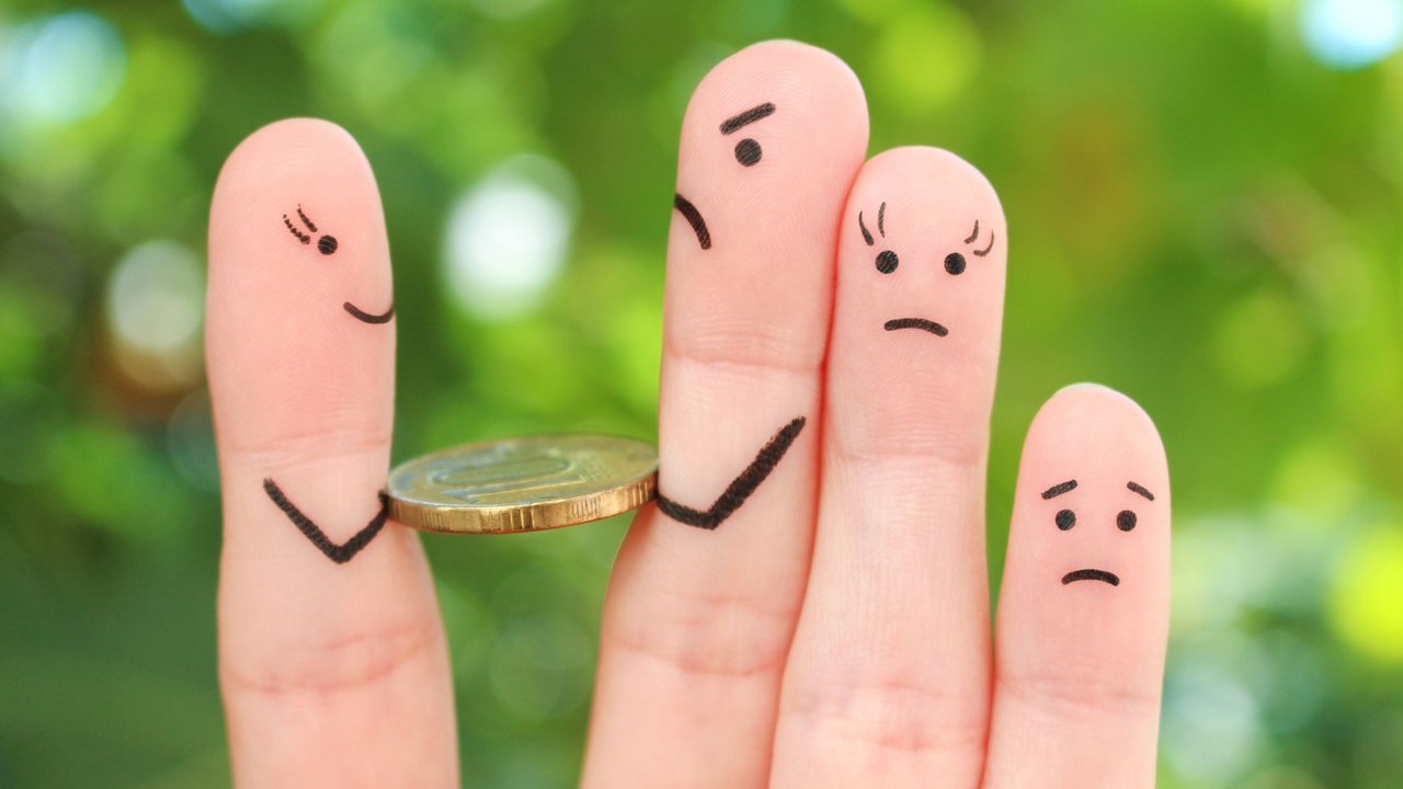 Unterhalt berechnen mit dem Unterhaltsrechner: Finger mit Gesichtern, die eine Familie symbolisieren, streiten um eine Münze, also Geld.