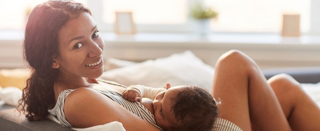 Mehr Kuscheln, weniger Chaos: Gadgets für die Stillzeit, die euer Leben erleichtern