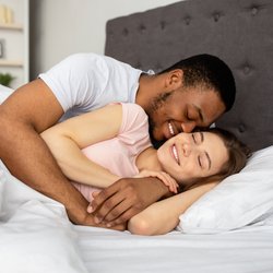 Männer haben immer einen Orgasmus? Diese 5 Sexmythen über Männer sind nur ein Klischee