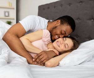 Männer haben immer einen Orgasmus? Diese 5 Sexmythen über Männer sind nur ein Klischee