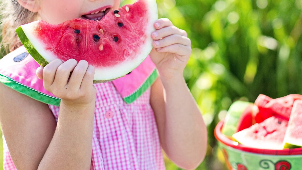 Eine reife Wassermelone ist ein erfrischender Snack an heißen Sommertagen.
