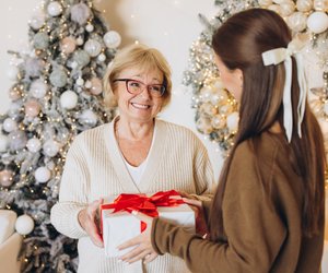Da weint Oma vor Rührung: 9 Wohlfühl‑Geschenkideen für Boomerinnen zu Weihnachten