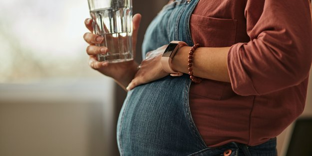 Wehencocktail: Wie wirkt er und welche Risiken gibt es?